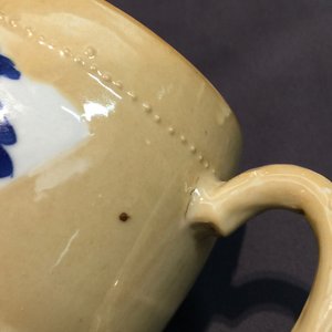 Een Chinese theepot in blauw-wit op zeemleer fondkleur, Kangxi — foto 11
