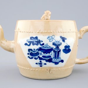 Een Chinese theepot in blauw-wit op zeemleer fondkleur, Kangxi — foto 2