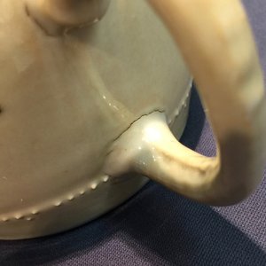 Een Chinese theepot in blauw-wit op zeemleer fondkleur, Kangxi — foto 10