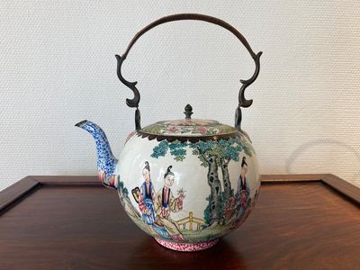 Een Chinese theepot met deksel in Canton email, Qianlong — foto 1