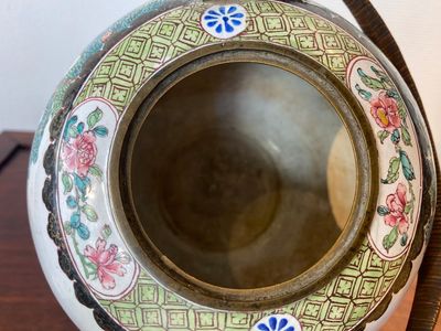 Een Chinese theepot met deksel in Canton email, Qianlong — foto 15