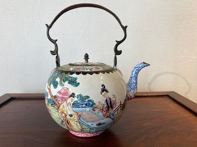 Een Chinese theepot met deksel in Canton email, Qianlong — foto 3