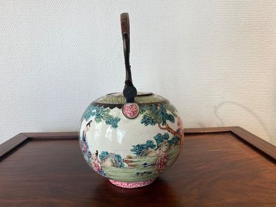 Een Chinese theepot met deksel in Canton email, Qianlong — foto 4