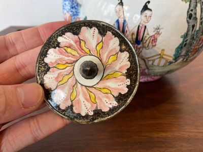 Een Chinese theepot met deksel in Canton email, Qianlong — foto 5
