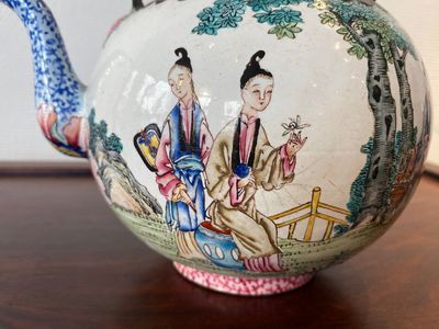 Een Chinese theepot met deksel in Canton email, Qianlong — foto 7