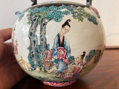 Een Chinese theepot met deksel in Canton email, Qianlong — foto 8