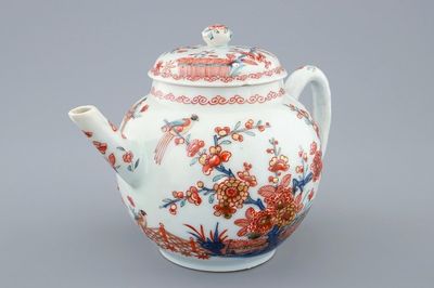 Een Chinese theepot met deksel, in Nederland beschilderd in Kakiemon-stijl, 18e eeuw