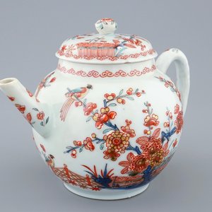 Een Chinese theepot met deksel, in Nederland beschilderd in Kakiemon-stijl, 18e eeuw — foto 1