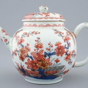 Een Chinese theepot met deksel, in Nederland beschilderd in Kakiemon-stijl, 18e eeuw — foto 2
