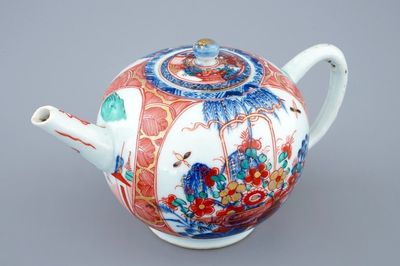 Een Chinese theepot met deksel met Amsterdams bont beschildering, Qianlong