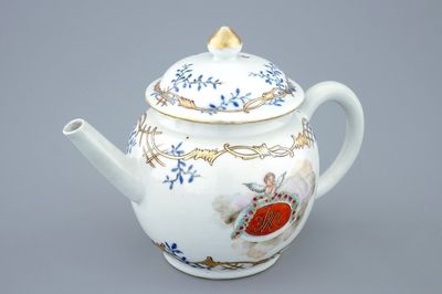 Een Chinese theepot met deksel met decor van een monogram met engeltje, Qianlong, 18e eeuw