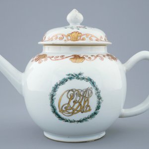 Een Chinese theepot met deksel met decor van een monogram, Qianlong, 18e eeuw — foto 2