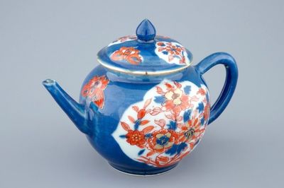 Een Chinese theepot met ijzerrood decor op bleu poudré fondkleur, Kangxi