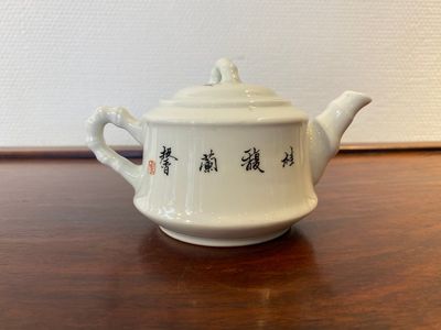 Een Chinese theepot met kalligrafisch decor, Jiangxi Porcelain Company, 20e eeuw — foto 1