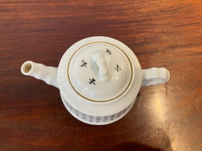 Een Chinese theepot met kalligrafisch decor, Jiangxi Porcelain Company, 20e eeuw — foto 3