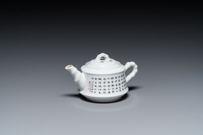 Een Chinese theepot met kalligrafisch decor, Jiangxi Porcelain Company, 20e eeuw