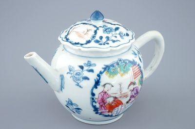 Een Chinese theepot met mandarijns decor, Qianlong, 18e eeuw