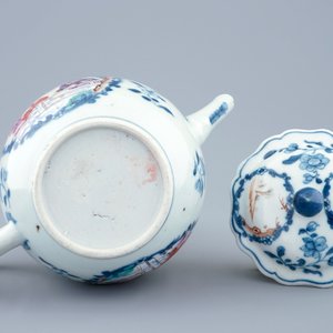 Een Chinese theepot met mandarijns decor, Qianlong, 18e eeuw — foto 3