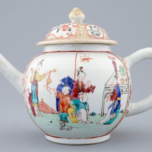 Een Chinese theepot met mandarijns decor, Qianlong, 18e eeuw — foto 2