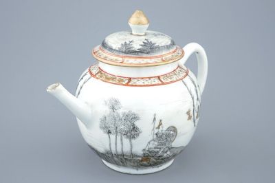 Een Chinese theepot met mythologisch decor in grisaille en verguld, Qianlong, 18e eeuw
