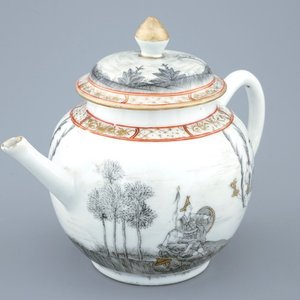 Een Chinese theepot met mythologisch decor in grisaille en verguld, Qianlong, 18e eeuw — foto 1