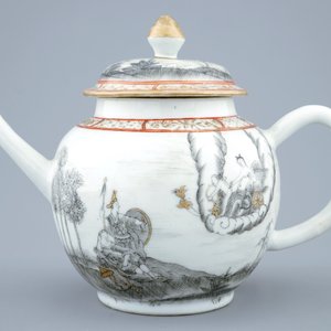 Een Chinese theepot met mythologisch decor in grisaille en verguld, Qianlong, 18e eeuw — foto 2