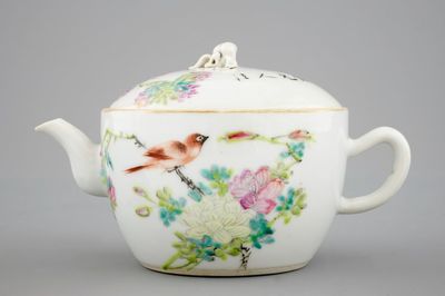 Een Chinese theepot met qianjiang cai decor, 19/20e eeuw