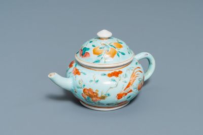 Een Chinese theepot met turquoise fondkleur voor de Straits of Peranakan markt, 19e eeuw