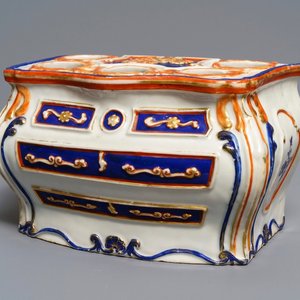 Een Chinese tulpenvaas in de vorm van een Louis XV commode, Qianlong — foto 1