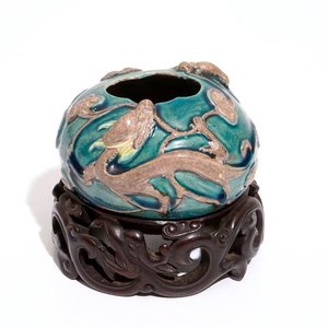 Een Chinese turquoise en aubergine brushwasher met reliëfdecor van draken en lingzhi, 19/20e eeuw — foto 1