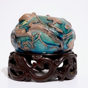 Een Chinese turquoise en aubergine brushwasher met reliëfdecor van draken en lingzhi, 19/20e eeuw — foto 4