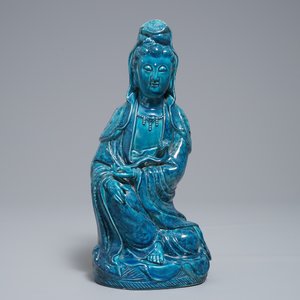 Een Chinese turquoise en onderglazuur blauwe figuur van Guanyin, 19/20e eeuw — foto 2