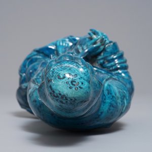 Een Chinese turquoise en onderglazuur blauwe figuur van Guanyin, 19/20e eeuw — foto 6