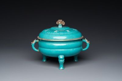 Een Chinese turquoise-geglazuurde dekselkom, 19e eeuw