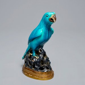 Een Chinese turquoise geglazuurde papegaai op verguld bronzen montuur, Kangxi — foto 1