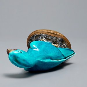 Een Chinese turquoise geglazuurde papegaai op verguld bronzen montuur, Kangxi — foto 6
