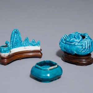 Een Chinese turquoise geglazuurde penselenrust en twee kleine penselenwassers, Kangxi — foto 1