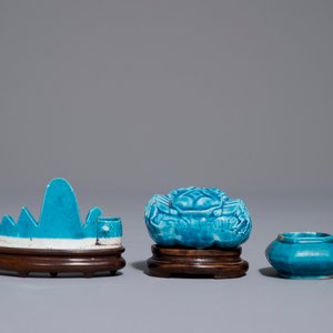 Een Chinese turquoise geglazuurde penselenrust en twee kleine penselenwassers, Kangxi — foto 3
