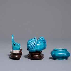 Een Chinese turquoise geglazuurde penselenrust en twee kleine penselenwassers, Kangxi — foto 5