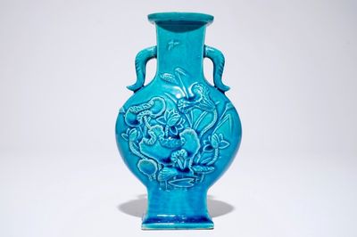 Een Chinese turquoise maanfles met reliëfdecor, 19/20e eeuw