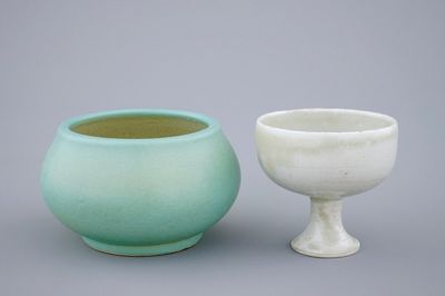 Een Chinese turquoise penselenwasser en een wit geglazuurde stem cup, Ming Dynastie, 16/17e eeuw