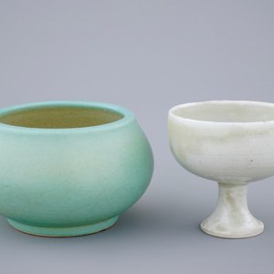 Een Chinese turquoise penselenwasser en een wit geglazuurde stem cup, Ming Dynastie, 16/17e eeuw — foto 1