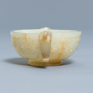 Een Chinese twee-orige kom in lichte celadon en roestkleurige jade, wellicht Ming — foto 6
