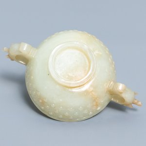 Een Chinese twee-orige kom in lichte celadon en roestkleurige jade, wellicht Ming — foto 8