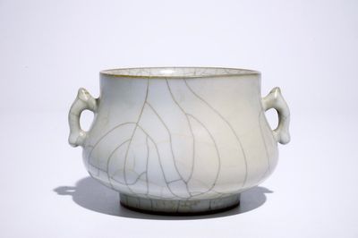 Een Chinese twee-orige wierookbrander met craquelé glazuur, 19/20e eeuw