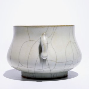 Een Chinese twee-orige wierookbrander met craquelé glazuur, 19/20e eeuw — foto 5