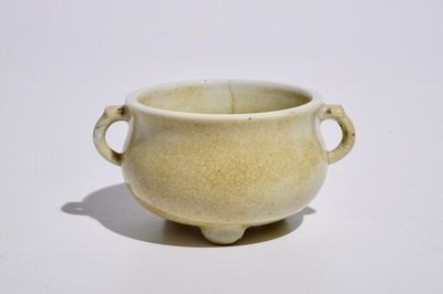 Een Chinese twee-orige wierookbrander op drie pootjes met blanc de Chine craquelé glazuur, Kangxi