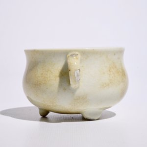 Een Chinese twee-orige wierookbrander op drie pootjes met blanc de Chine craquelé glazuur, Kangxi — foto 3