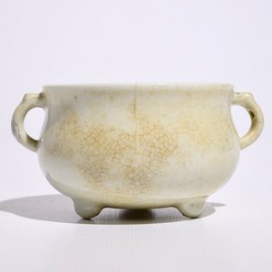 Een Chinese twee-orige wierookbrander op drie pootjes met blanc de Chine craquelé glazuur, Kangxi — foto 4