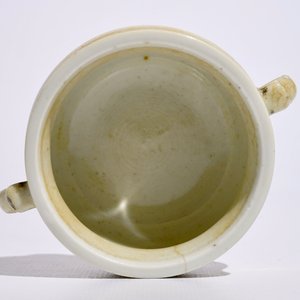 Een Chinese twee-orige wierookbrander op drie pootjes met blanc de Chine craquelé glazuur, Kangxi — foto 6